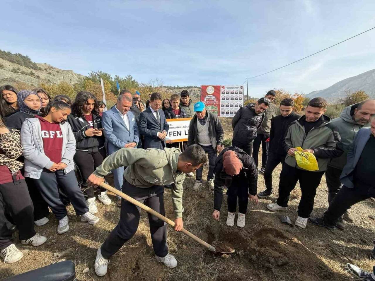 Gölbaşı ilçesinde düzenlenen ağaç dikme etkinliğinde, şehit olan kahraman askerlerin