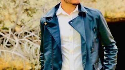 Şanlıurfa’nın Akçakale ilçesinde, pamuk römorkunda uyuyan bir genç, üzerine pamuk