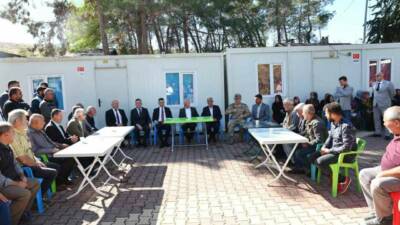 Adıyaman Valisi Osman Varol, Örenli Mahallesi'ndeki vatandaşlarla buluşarak ihtiyaç ve