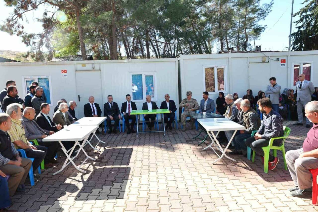 Adıyaman Valisi Osman Varol, Örenli Mahallesi'ndeki vatandaşlarla buluşarak ihtiyaç ve