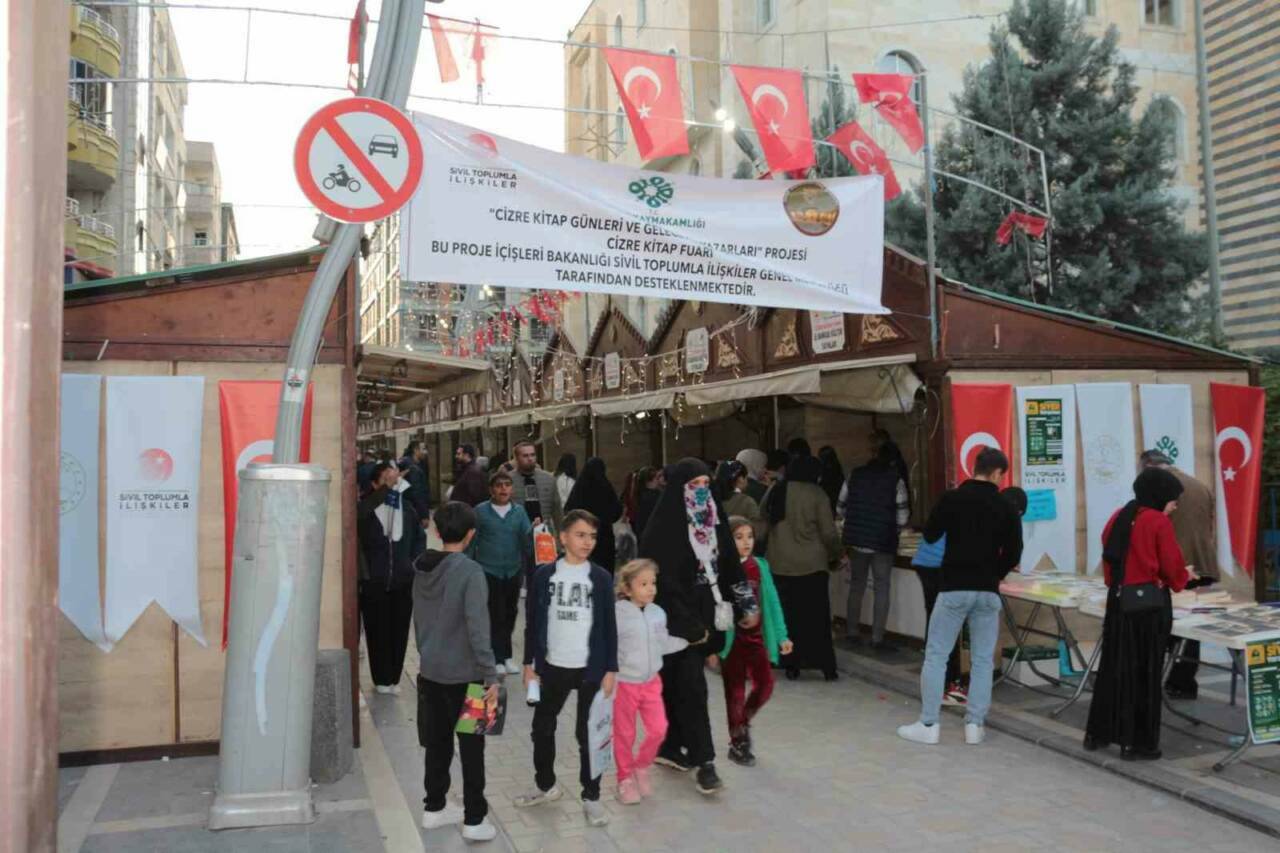 Şırnak'ın Cizre ilçesinde düzenlenen Kitap Fuarı, ilçeye büyük bir katkı