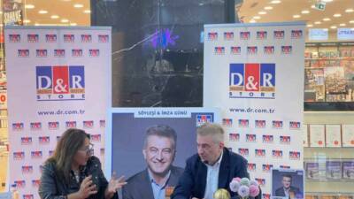 Kürşat Başar, son kitabı ile Mardin Moll'de düzenlenen imza günü