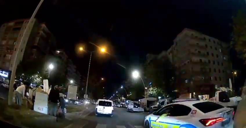 Yere düşen çocuğun hastaneye yetiştirilebilmesi için polis sıkışık trafiği açtı Diclekent semtinde evde yere düşen küçük çocuğu hastaneye yetiştirmeye çalışan