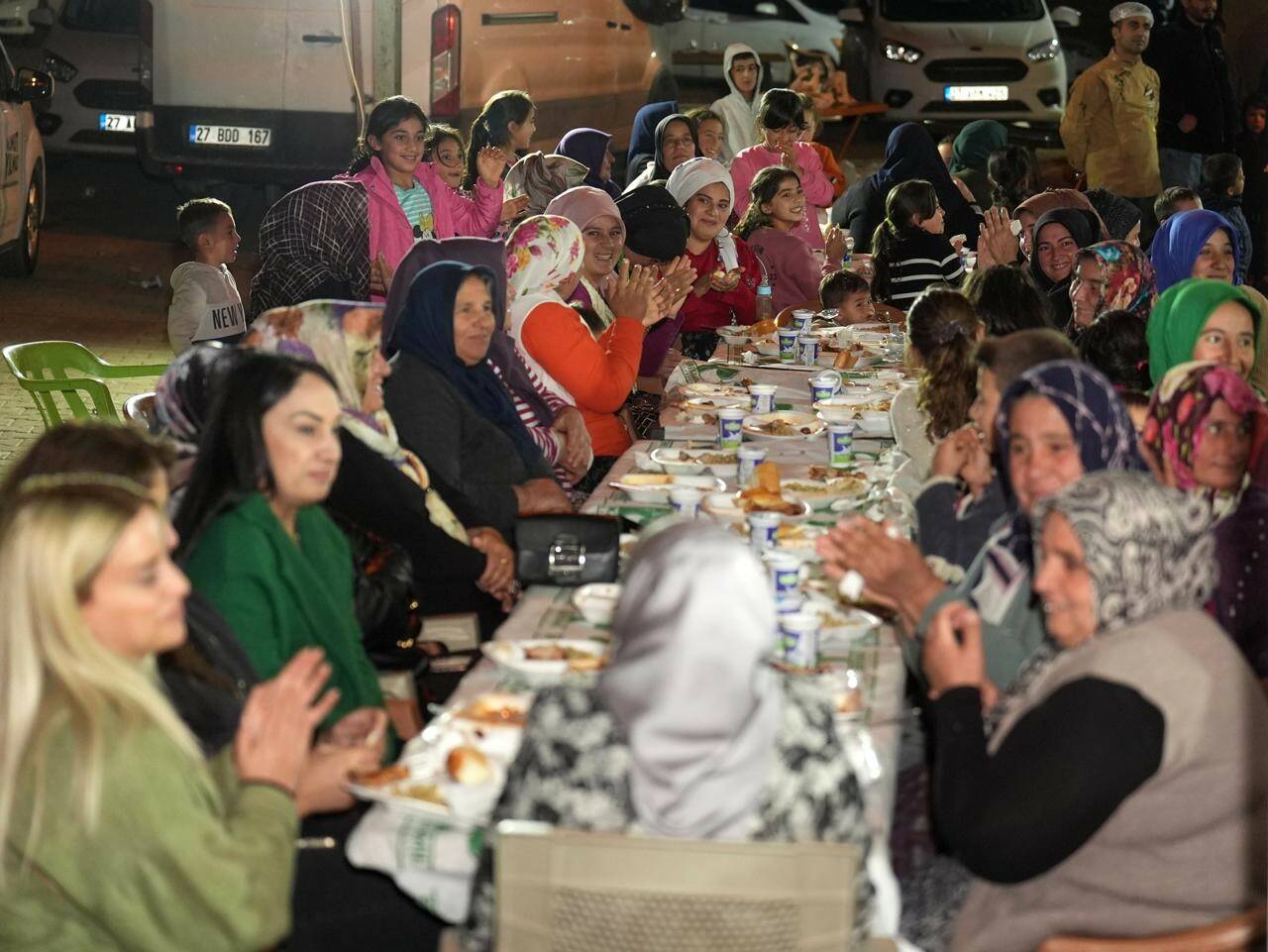 Şehitkamil Belediye Başkanı Umut Yılmaz, Kozluyazı Mahallesi'nde vatandaşlar ve mahalle