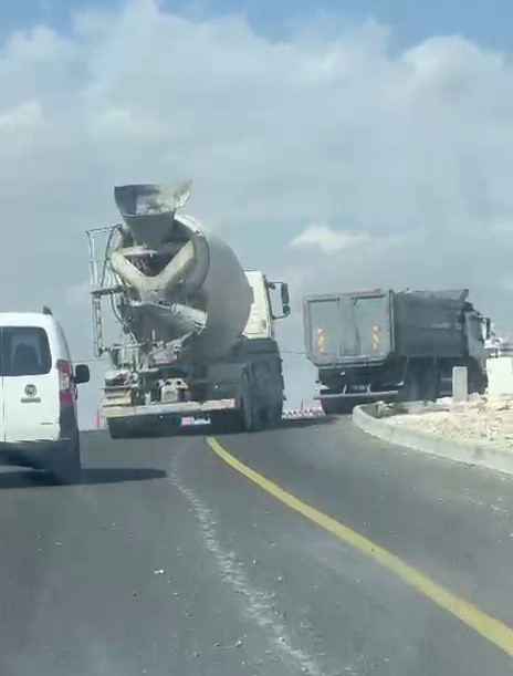Yola beton dökerek ilerledi Adıyaman’da, bir beton mikseri yola beton dökerek trafikte ilerledi.