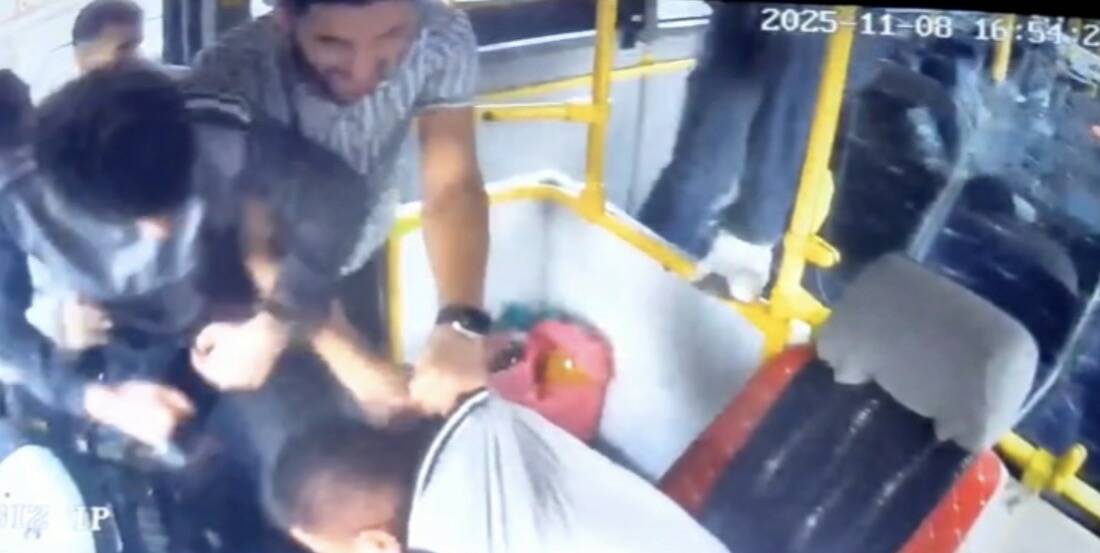 Yolcu ile tartışan halk otobüsü şoförüne meydan dayağı Gaziantep'te bir halk otobüsü şoförü ile yaşlı bir yolcu arasında