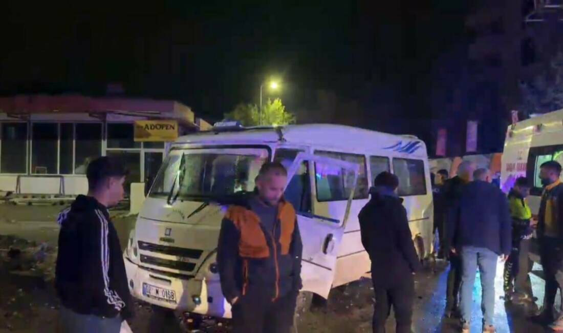 Yolcu minibüsü ile cip çarpıştı: 3 yaralı Adıyaman'da şehir içi yolcu minibüsü ile cipin çarpışması sonucu meydana