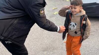 Şırnak'ın Uludere ilçesinde bir çocuk, yoldan geçen İlçe Emniyet Amiri