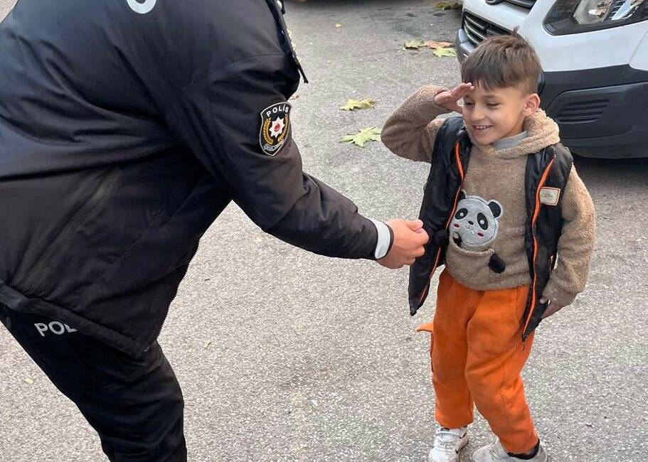 Yoldan geçen emniyet müdürünü gördü, asker selamıyla yürekleri ısıttı Şırnak'ın Uludere ilçesinde bir çocuk, yoldan geçen İlçe Emniyet Amiri