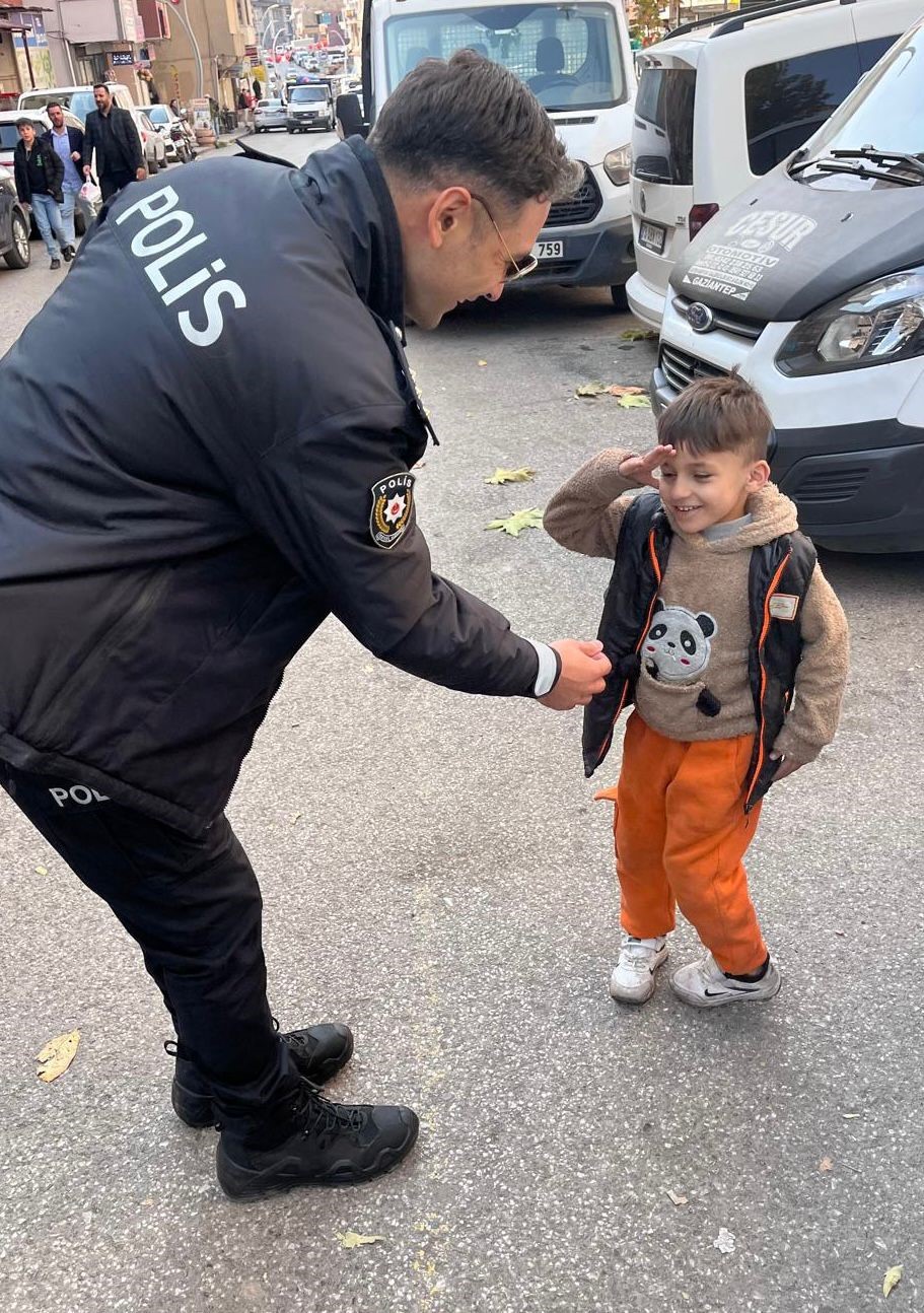 Şırnak'ın Uludere ilçesinde bir çocuk, yoldan geçen İlçe Emniyet Amiri