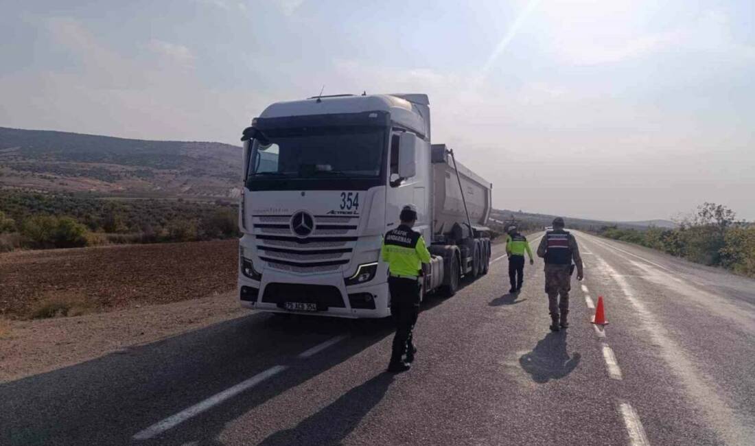 Yük taşıyan araçlara sıkı denetim Kilis’te trafik güvenliğini sağlamak amacıyla Jandarma Trafik Timleri tarafından yük