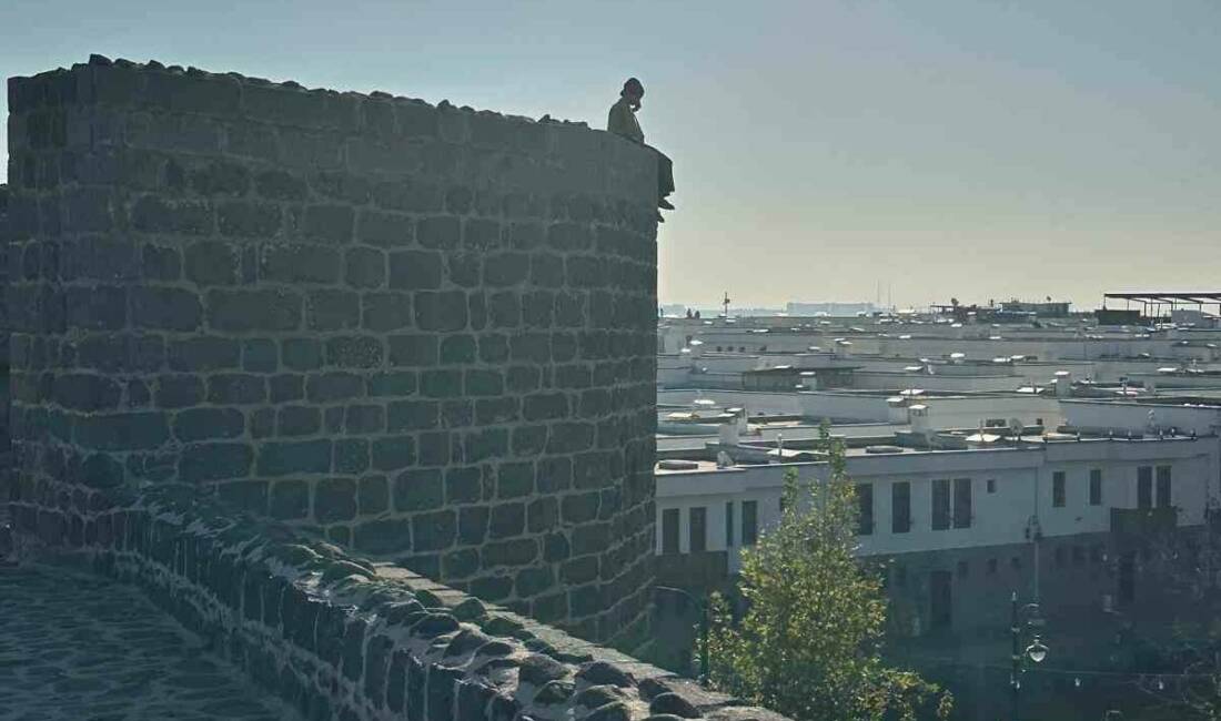 Zabıta ekipleri intihar girişiminde bulunan kadını ikna etti Diyarbakır'ın Sur ilçesinde surların üstüne çıkarak intihar girişiminde bulunan bir