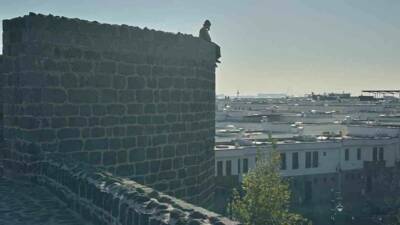 Diyarbakır'ın Sur ilçesinde surların üstüne çıkarak intihar girişiminde bulunan bir