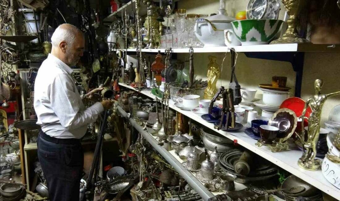 Gaziantep'te 58 yaşındaki Hanifi Özaslan, 45 yıldır topladığı antika eşyalara