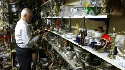 Gaziantep'te 58 yaşındaki Hanifi Özaslan, 45 yıldır topladığı antika eşyalara