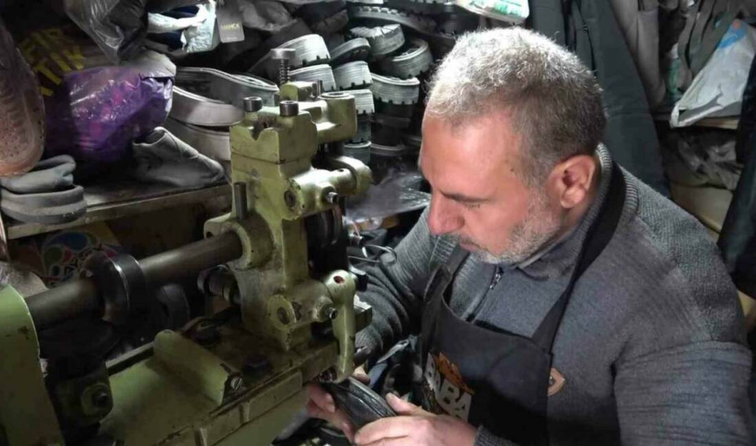 5 metrekarelik dükkanında 30 yıldır ayakkabı tamir ediyor Gaziantep'te 5 metrekarelik dükkanında 30 yıldır ayakkabı tamirciliği yapan Cengiz