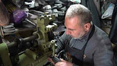 Gaziantep'te 5 metrekarelik dükkanında 30 yıldır ayakkabı tamirciliği yapan Cengiz