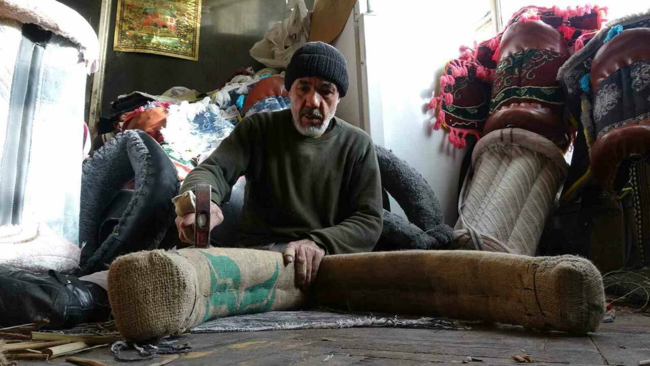 Gaziantep'te baba mesleği olan semerciliği 55 yıldır sürdüren Ali Danaoğlu,