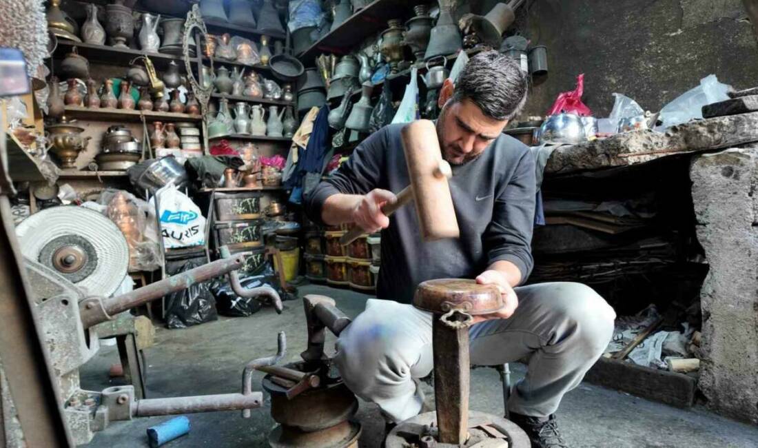 Siirt’te 50 yaşındaki Fatih Bakırcı, 6 yaşında öğrendiği bakırcılık mesleğini