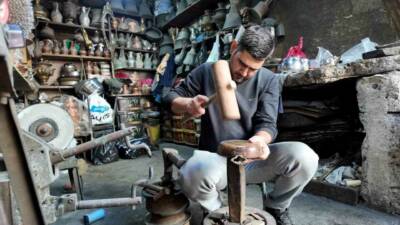 Siirt’te 50 yaşındaki Fatih Bakırcı, 6 yaşında öğrendiği bakırcılık mesleğini