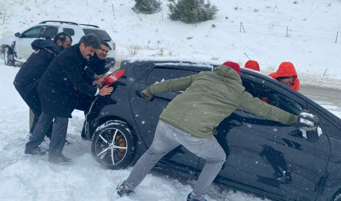Besni Kaymakamı Ahmet Oğuz Aslan, köy yollarında karla mücadele kapsamında