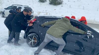 Besni Kaymakamı Ahmet Oğuz Aslan, köy yollarında karla mücadele kapsamında