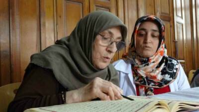 Gaziantep'te açılan Kur'an-ı Kerim kursuna katılan 75 yaşındaki Fatma Akıcı,
