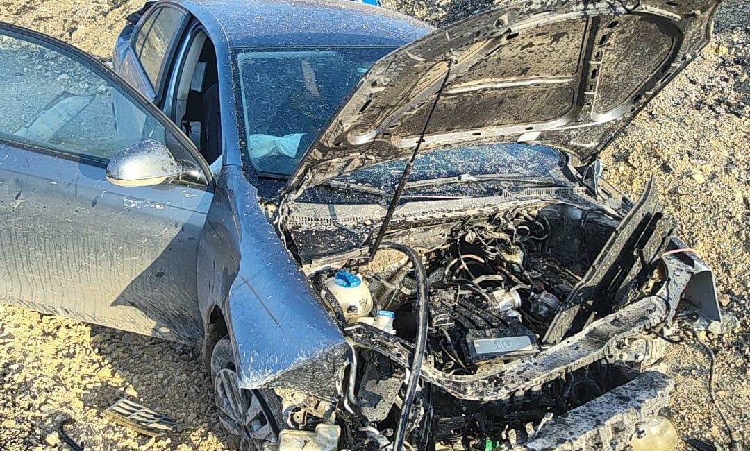 Besni–Terbizek Yol Ayrımında Otomobil Şarampole Devrildi Besni–Terbizek yol ayrımında meydana gelen tek taraflı trafik kazasında 02