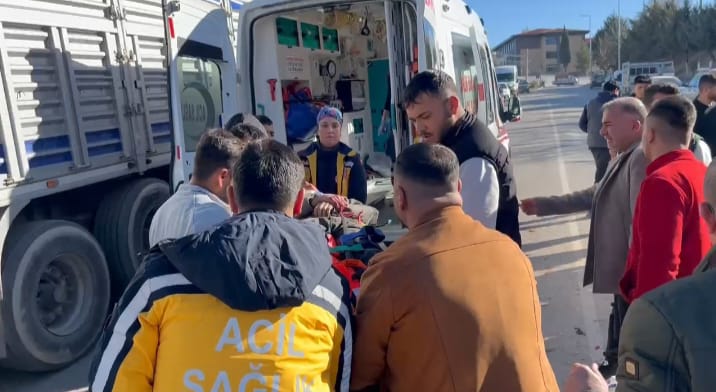 Besni’de otomobil ile motosikletin çarpışması sonucu meydana gelen trafik kazasında