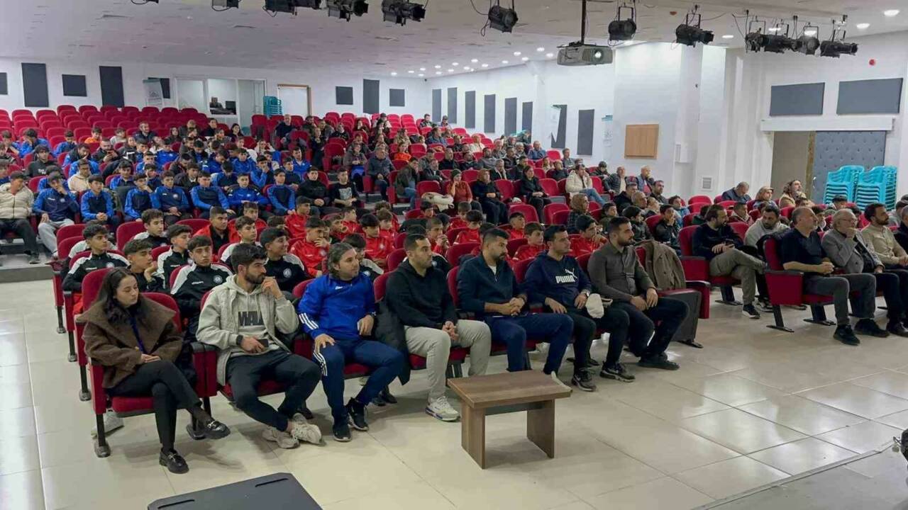 Adıyaman Belediyespor'un altyapısındaki sporcular için sağlık bilgilendirme programı düzenlendi. Programda