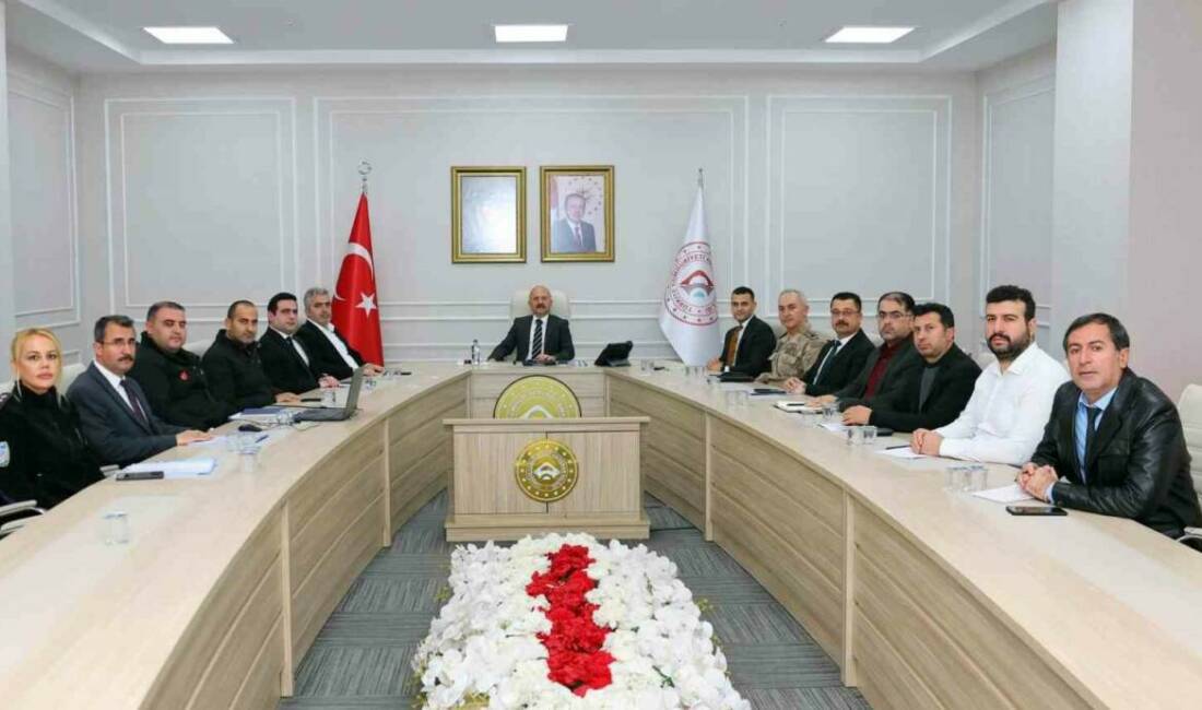 Adıyaman'da, ağır ve orta hasarlı yapıların yıkımı ve enkaz kaldırma