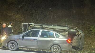 Adıyaman’da kayganlaşan yolda kontrolden çıkan bir otomobil şarampole devrildi.