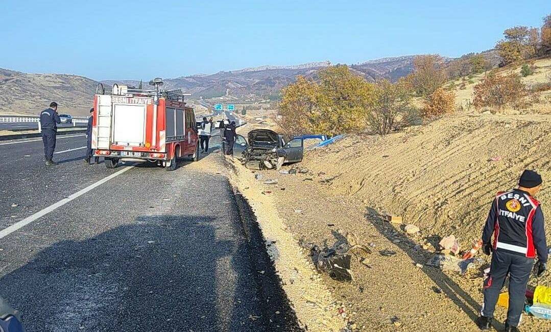 Besni ilçesinde meydana gelen trafik kazasında otomobilin şarampole yuvarlandığı ve