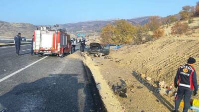 Besni ilçesinde meydana gelen trafik kazasında otomobilin şarampole yuvarlandığı ve