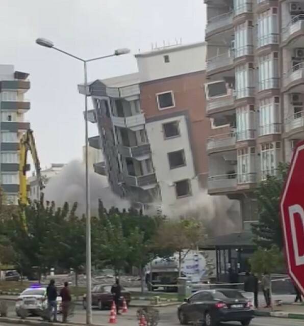 Ağır hasarlı bina yıkım sırasında korna sesiyle yerle bir oldu, facianın eşiğinden dönüldü Gaziantep'in Nizip ilçesinde yıkım kararı alınan ağır hasarlı bir binanın