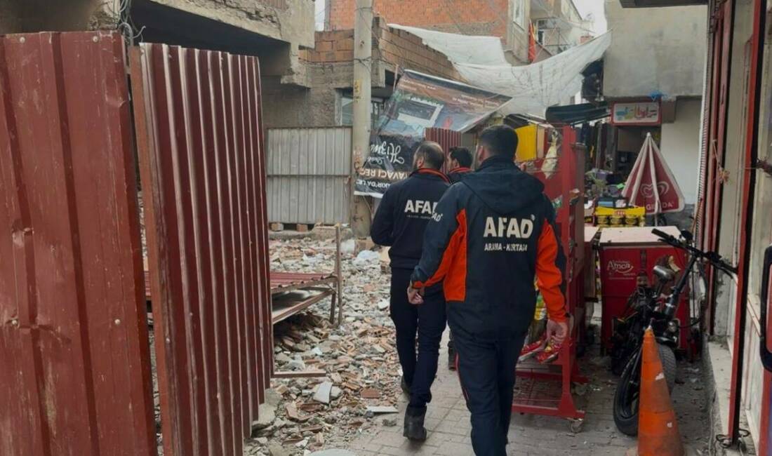 Diyarbakır’da, ağır hasarlı bir binayı yıkmaya çalışan işçi, çöken duvarın