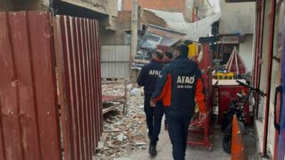 Diyarbakır’da, ağır hasarlı bir binayı yıkmaya çalışan işçi, çöken duvarın