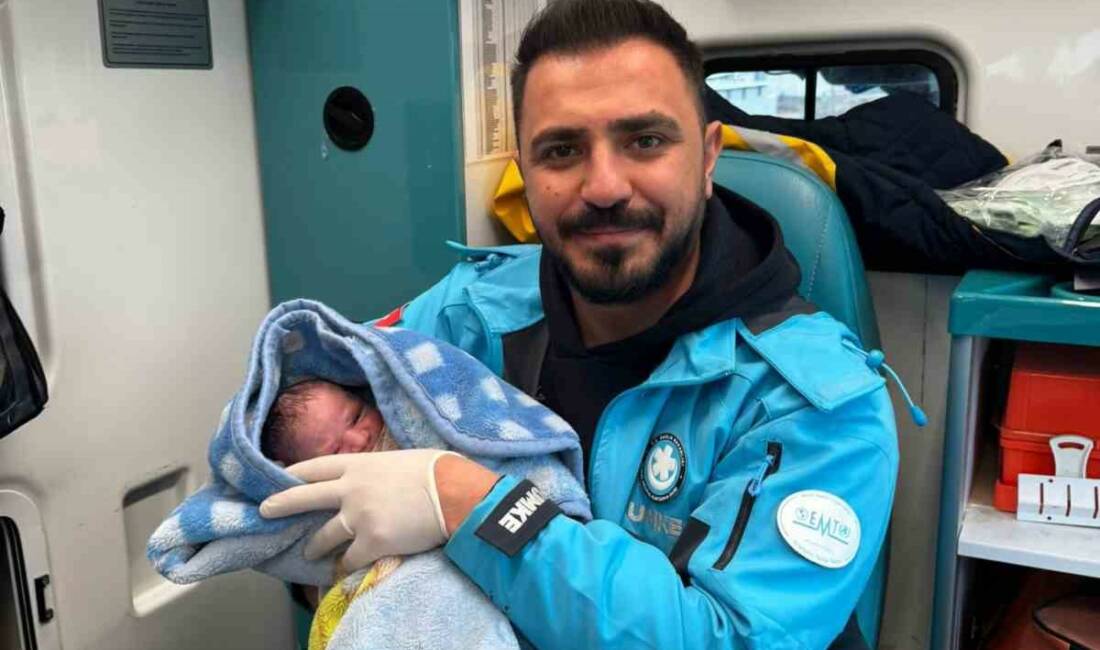 Şanlıurfa'da 112 Acil Sağlık ekibi, evden aldıkları gebe kadının doğum