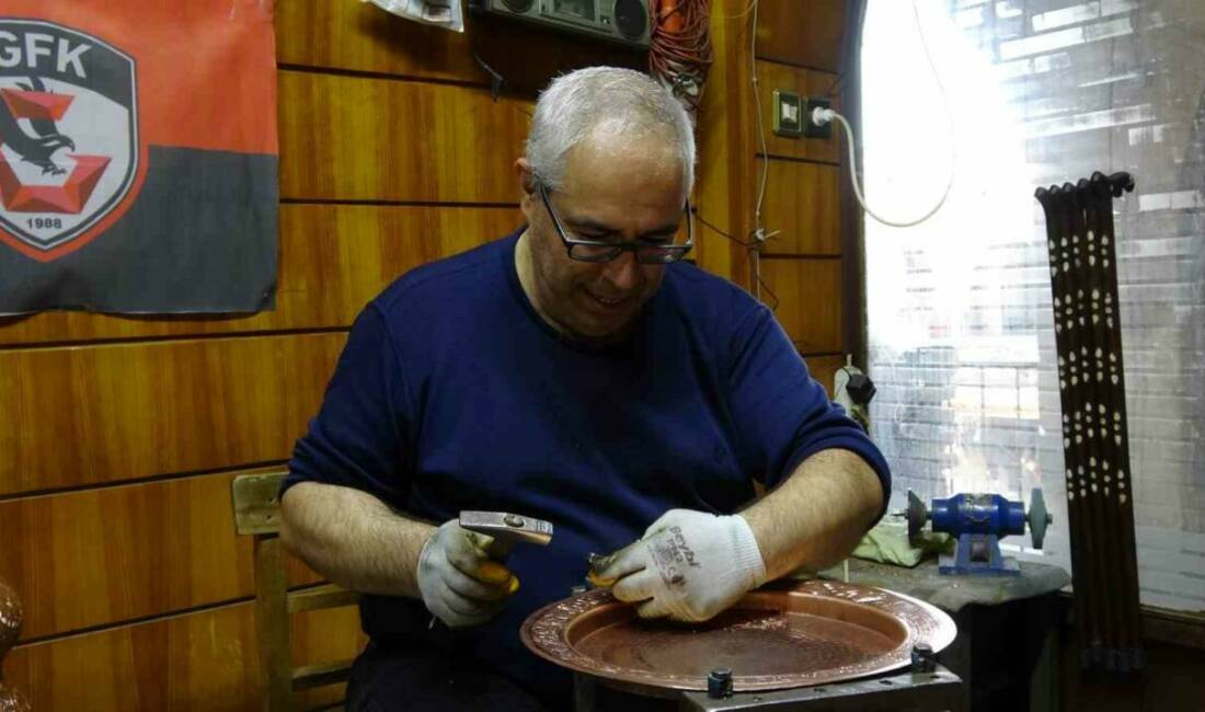 Gaziantep’te 50 yaşındaki Memik Bakır, 40 yıldır babasının devam ettirdiği