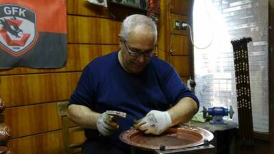 Gaziantep’te 50 yaşındaki Memik Bakır, 40 yıldır babasının devam ettirdiği