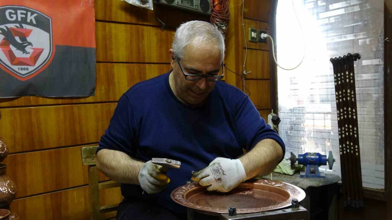 Gaziantep’te 50 yaşındaki Memik Bakır, 40 yıldır babasının devam ettirdiği