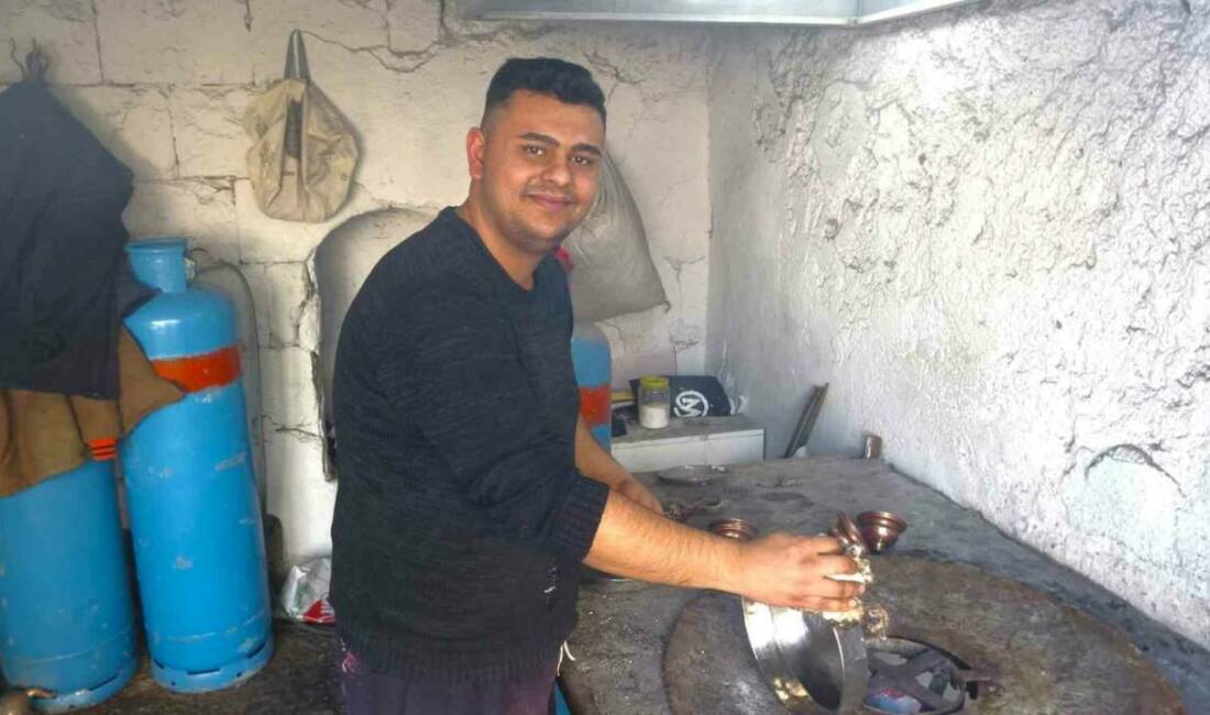 Gaziantep'te kalaycılık mesleğini yaşatan Ömer Çetinkaya, oğlu Halil İbrahim Çetinkaya