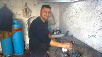 Gaziantep'te kalaycılık mesleğini yaşatan Ömer Çetinkaya, oğlu Halil İbrahim Çetinkaya