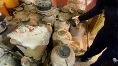 Şanlıurfa’da bir bakkalda yapılan denetimlerde çok sayıda bozulmuş ve son