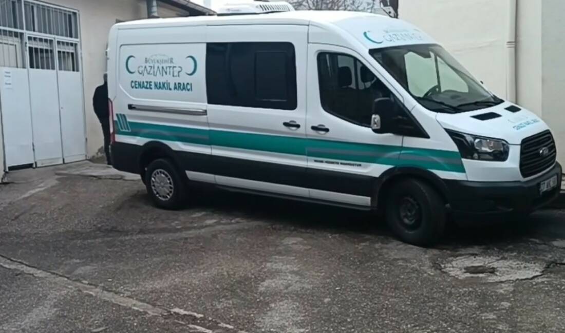 Tarsus-Adana-Gaziantep (TAG) Otoyolu Nurdağı gişelerinde bariyerlere çarparak alev alan otomobildeki