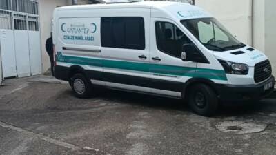 Tarsus-Adana-Gaziantep (TAG) Otoyolu Nurdağı gişelerinde bariyerlere çarparak alev alan otomobildeki