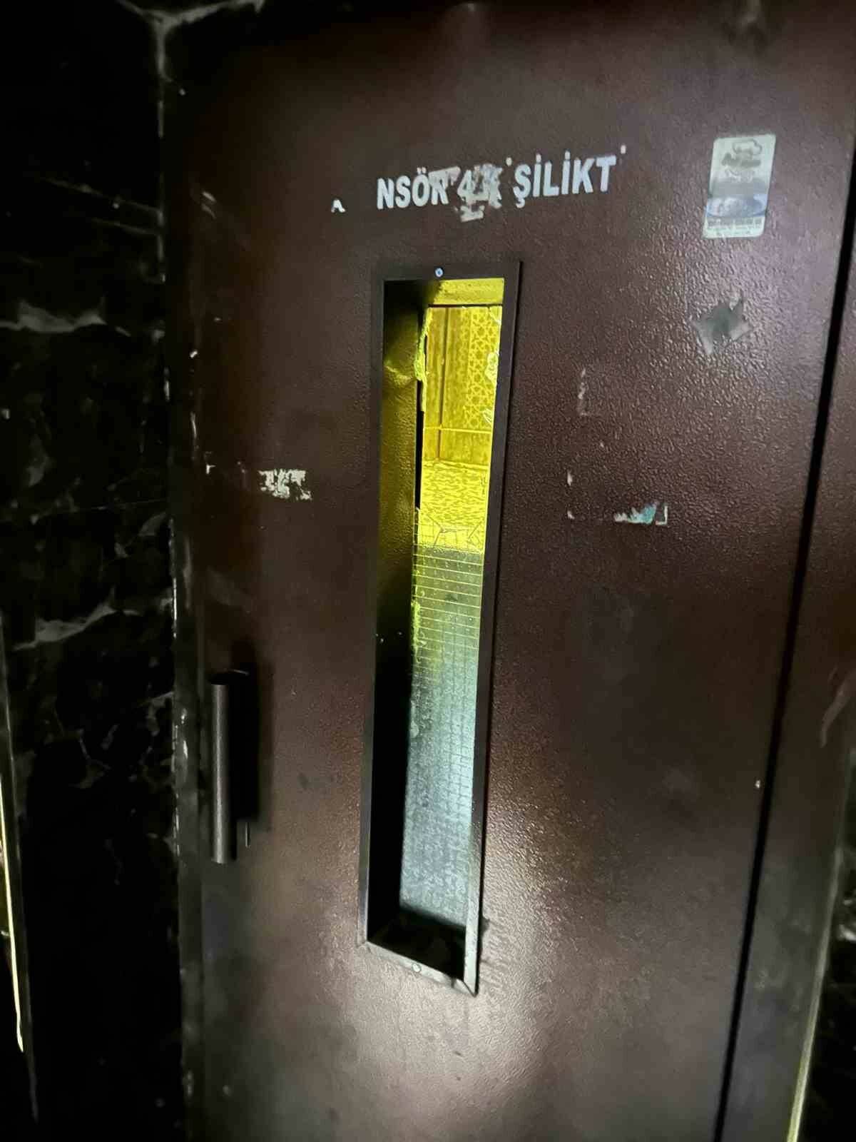 Batman kent merkezinde bir binanın asansöründe mahsur kalan vatandaş, itfaiye