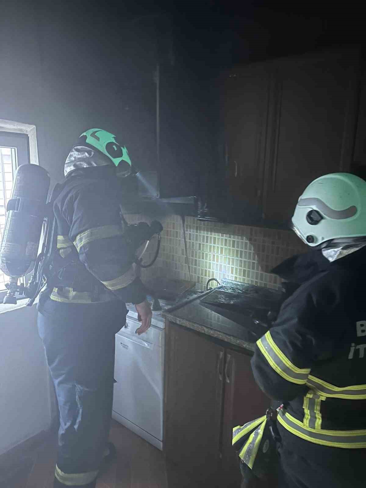 Batman’ın Cumhuriyet Mahallesi'nde bir evde çıkan yangın, itfaiye ekipleri tarafından