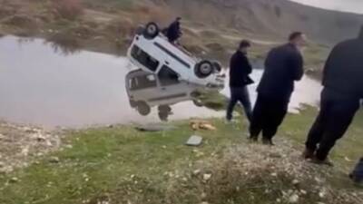 Batman’ın Kozluk ilçesine bağlı Yeniçağlar köyü mevkiinde sürücüsünün direksiyon hakimiyetini