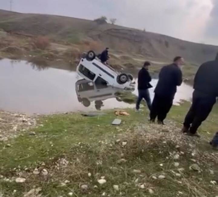 Batman’ın Kozluk ilçesine bağlı Yeniçağlar köyü mevkiinde sürücüsünün direksiyon hakimiyetini